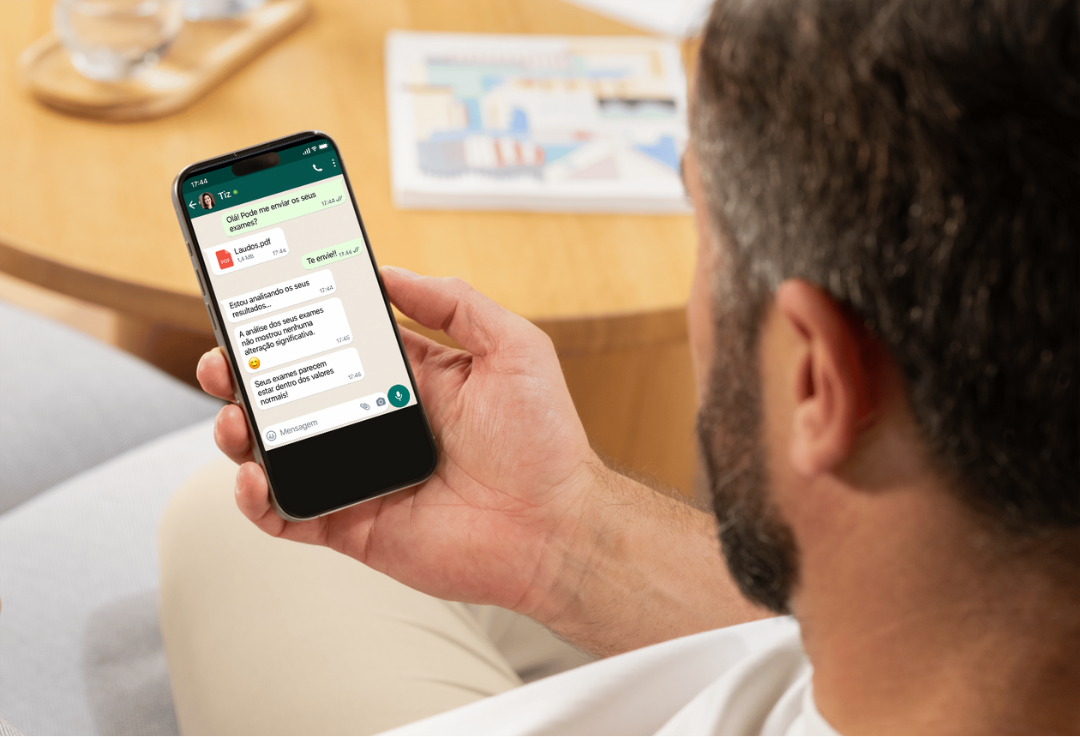 Ilustração de uma pessoa conversando com a assistente de saúde Tizyou no celular